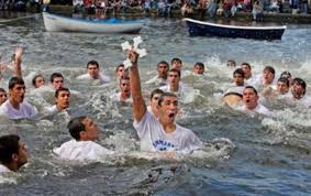 A keresztért minden évben sokan ugranak vízbe